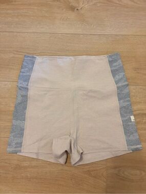 Vuori High-Waist Women’s Beige and Gray Active Shorts [MEDIUM]